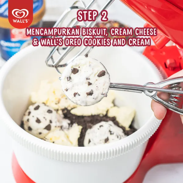 Siapkan wadah bowl lalu masukkan cream cheese aduk hingga halus menggunakan ballon whisk, masukkan oreo yang sudah dihaluskan lalu tambahkan 2 scoop Wall’s Oreo Cookies and Cream lalu aduk sampai merata.