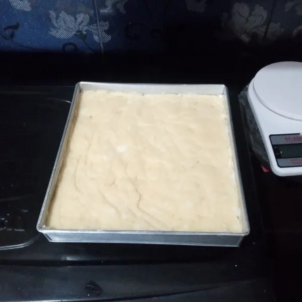 Lalu masukkan adonan ke dalam loyang, ratakan.