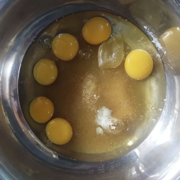 Kemudian pecah kan 6 buah telur gula pasir emusifer dan vanili dan vanilla extract, mixer sampai 10 menit hingga mengembang kental putih dan berjejak.
