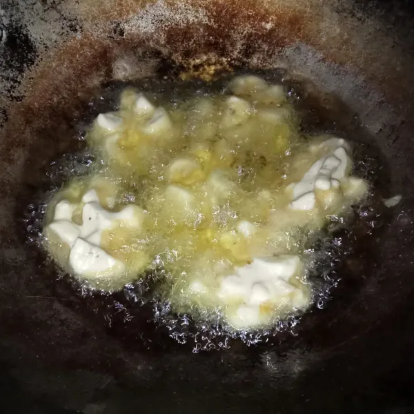 Goreng dengan api sedang hingga matang dan keemasan, angkat dan sajikan selagi hangat.