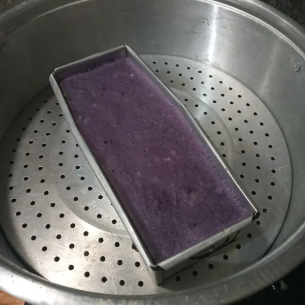 Tuang adonan ungu, kukus kembali selama 25 menit, jangan lupa tutup kukusan dibungkus kain bersih.