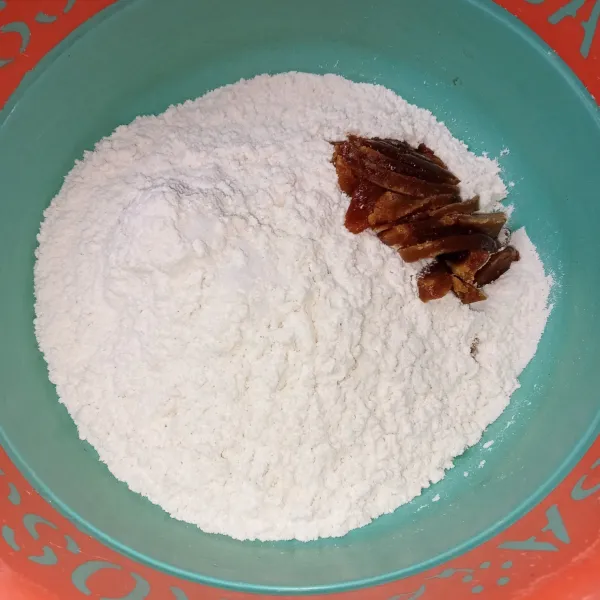 Campur tepung terigu, gula merah dan garam.