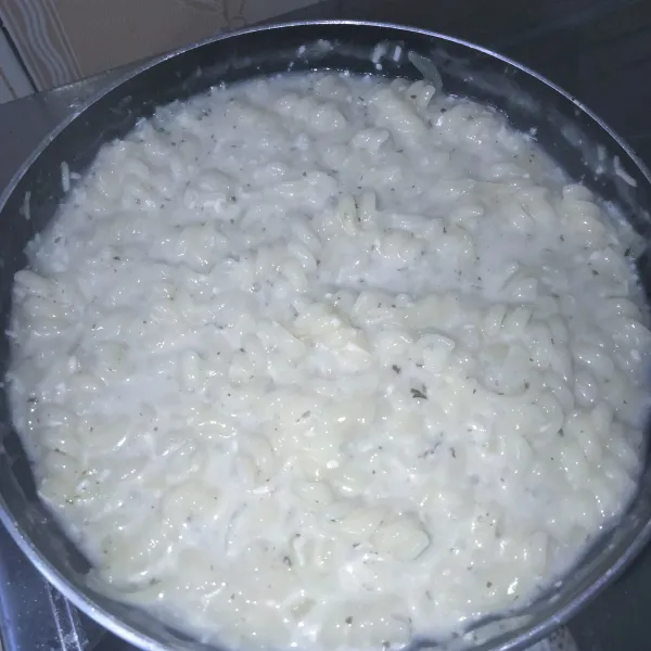 Masukkan campuran tepung tapioka dan air lalu aduk hingga rata.