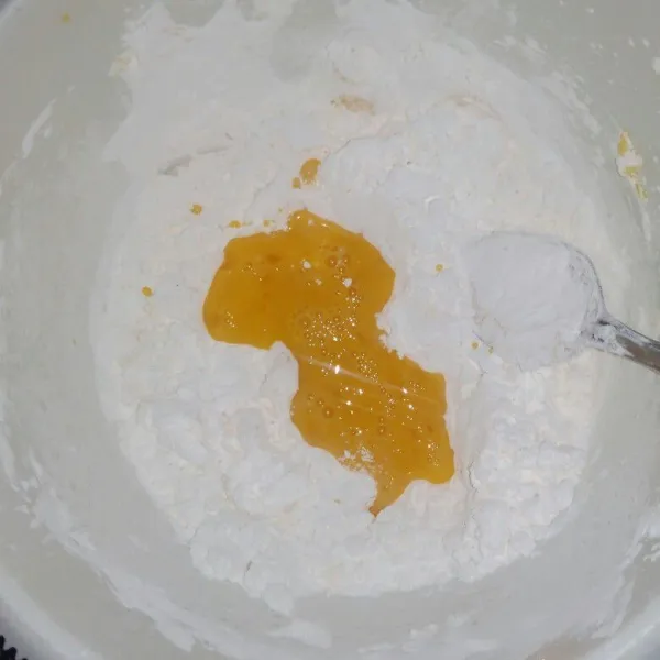 Aduk rata tepung tapioka, margarin, dan kaldu bubuk. Masukkan telur yang sudah di kocok sebelumnya, lalu aduk hingga rata.