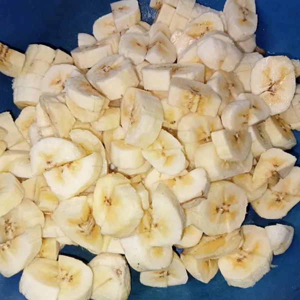 Kupas dan potong-potong pisang.