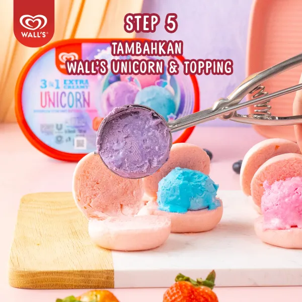 Potong pao menjadi 2 bagian, lalu beri ice cream Wall’s Unicorn dan topping sesuai selera. Sajikan.