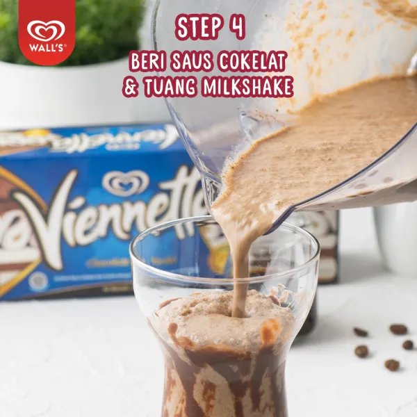 Siapkan gelas, beri saus coklat di sekeliling gelas.