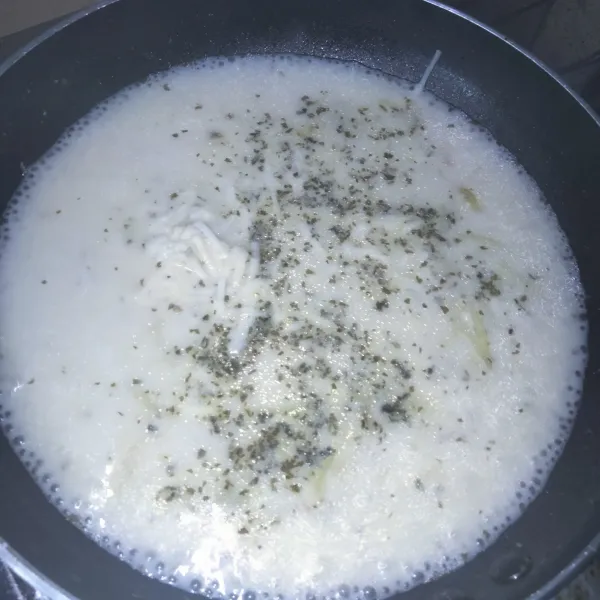 Masukkan keju cheddar parut.