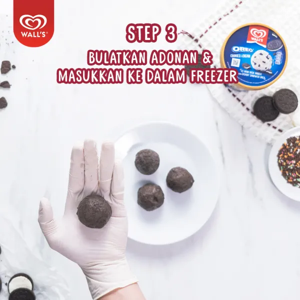 Siapkan tray dengan dialasi baking paper, kemudian dibuat bulatan menggunakan scoop es krim lalu masukkan kedalam freezer