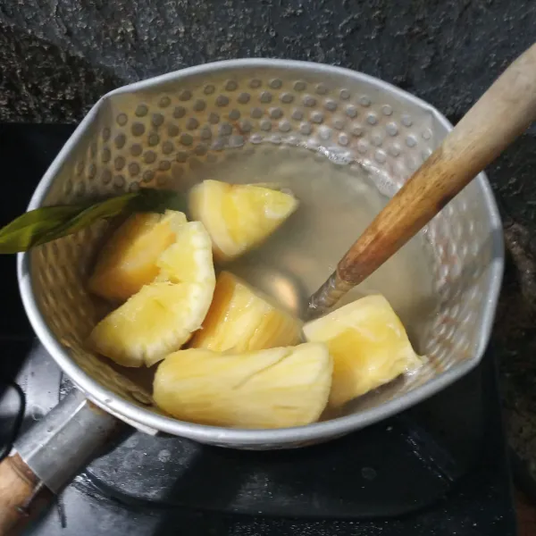 Rebus hingga setengah empuk. masukkan garam dan gula pasir.