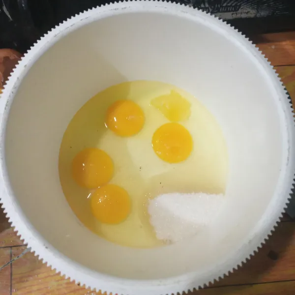 Kocok telur, gula dan sp dengan kecepatan tinggi hingga putih kental berjejak (kurang lebih 10 menit).
