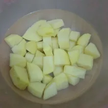 Kupas dan potong kentang, kemudian goreng hingga matang dan tiriskan