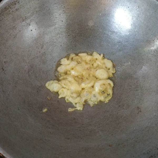 Panaskan minyak goreng secukupnya masukkan telur, goreng orak-arik.