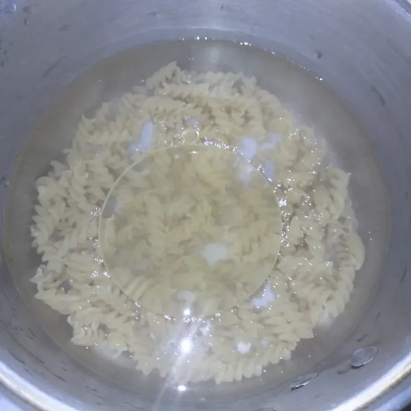 Rebus macaroni spiral dengan air yang diberi sejumput garam dan 1 sdm minyak hingga empuk.