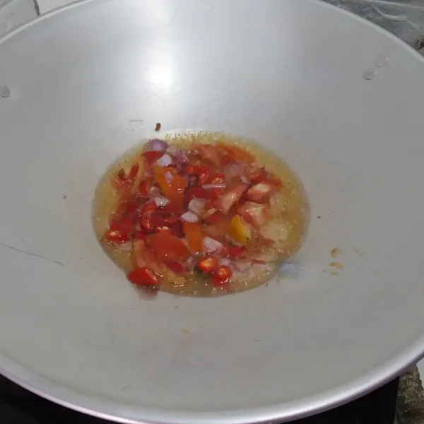 Tumis bawang Merah,Cabai & Tomat hingga harum.