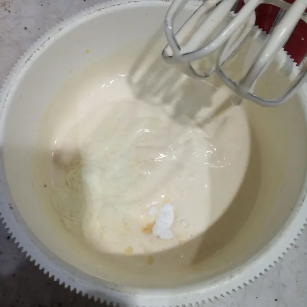 Masukkan vanili, garam, susu bubuk dan baking powder. Aduk asal rata.