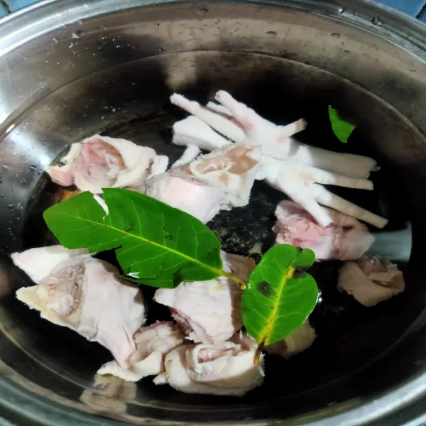 Bersihkan kepala dan ceker ayam, rebus dengan secukupnya air, tambahkan daun salam. Masak hingga matang dan empuk.