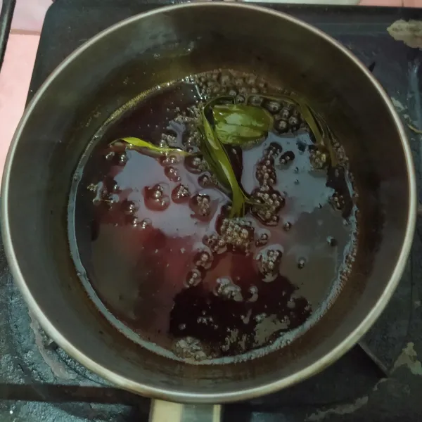 Membuat sirup gula merah : sisir gula merah lalu masukkan ke dalam panci. Beri air dan daun pandan. Masak hingga gula jawa mencair. Sisihkan, biarkan dingin.