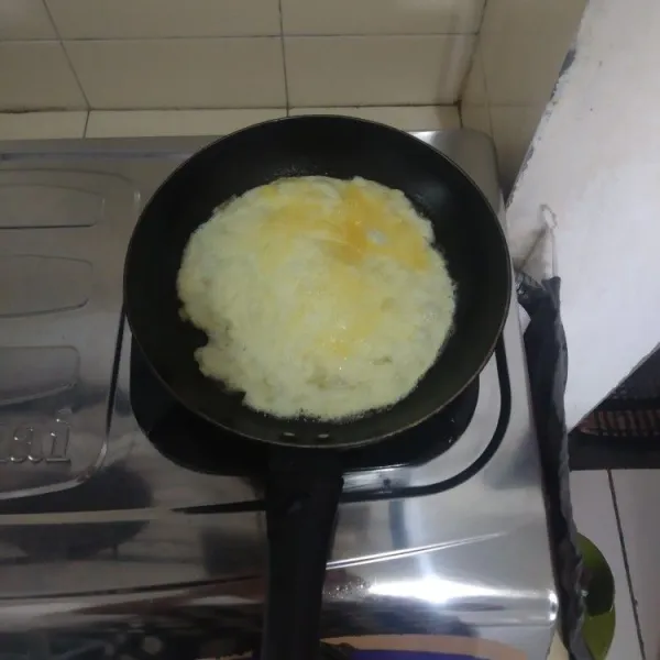 Goreng telur ayam, lalu sisihkan.