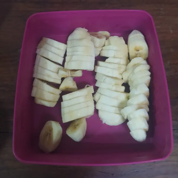 Potong-potong buah pisang lalu simpan di dalam freezer sampai beku atau minimal 8 jam.