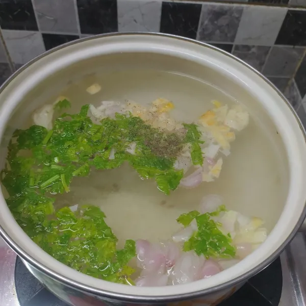Kuah bakso : Goreng utuh bawang putih, kemudian cincang halus. Rebus air dengan tambahan cincangan bawang putih goreng, daun bawang, seledri, merica bubuk, garam, dan kaldu jamur. Masak sampai mendidih, sambil cicipi rasanya sesuai selera.