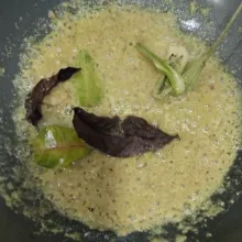 Tumis bumbu putih, daun salam, daun jeruk, dan serai sampai harum.