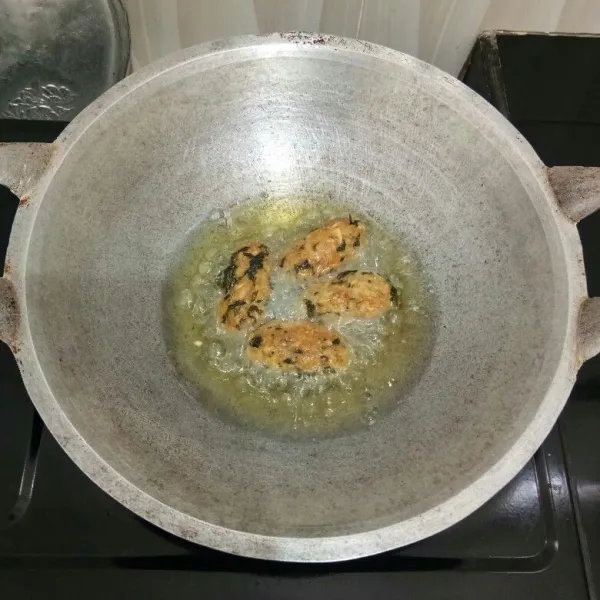 Kemudian goreng dalam minyak panas hingga matang. Angkat, tiriskan.