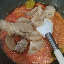 Tuang air, lalu masukkan kikil, aduk sampai kikil terbalur bumbu secara merata. Tambahkan garam, gula pasir, lada bubuk, dan kaldu bubuk.