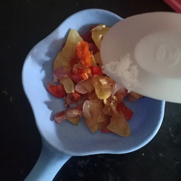 Pindahkan ke wadah, tambahkan terasi, gula, garam, kaldu bubuk.