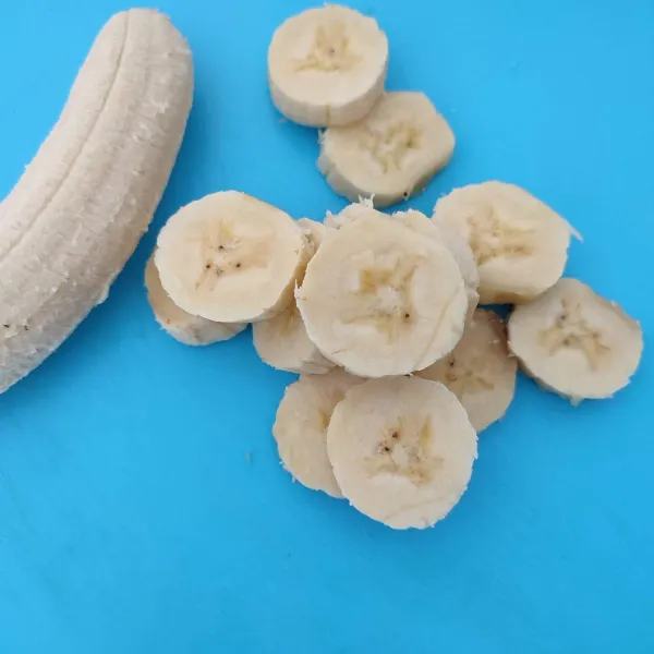 Potong-potong pisang, kemudian masukkan frezeer hingga beku.