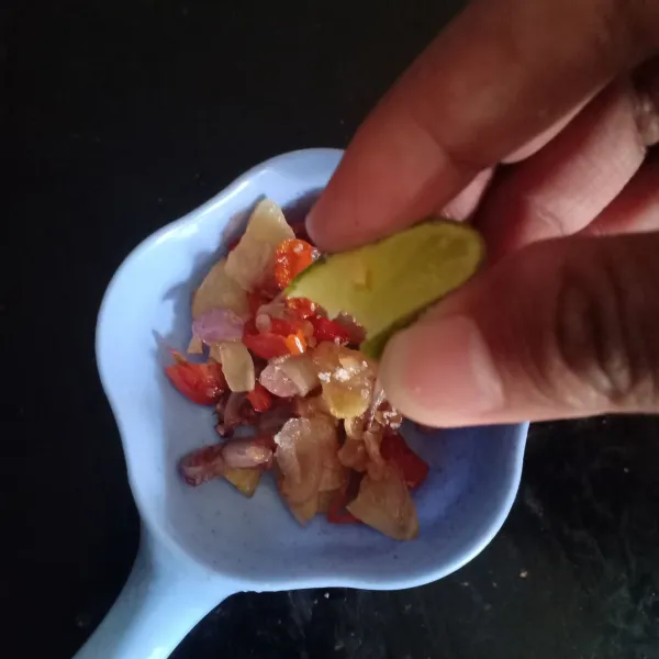 Beri kucuran jeruk nipis.