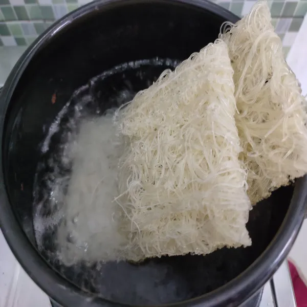 Rebus bihun hingga lunak, lalu tiriskan.