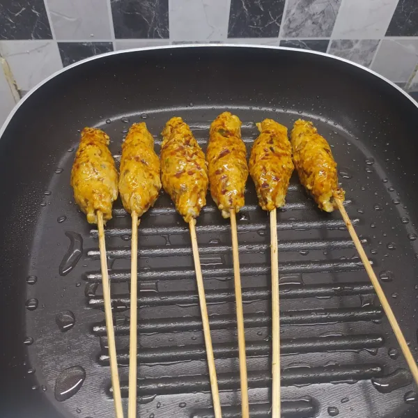 Panaskan grill pan, bakar sate buntal dengan olesan kecap manis secukupnya. Bolak balik dioles dan dibakar sampai kecoklatan. Angkat.