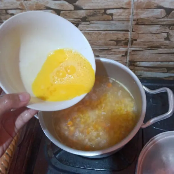 Masukkan telur, daun bawang dan seledri saat wortel dan jagung hampir matang. 
Angkat dan sajikan.
