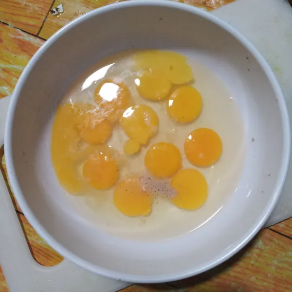 Kocok telur puyuh, garam dan lada bubuk.