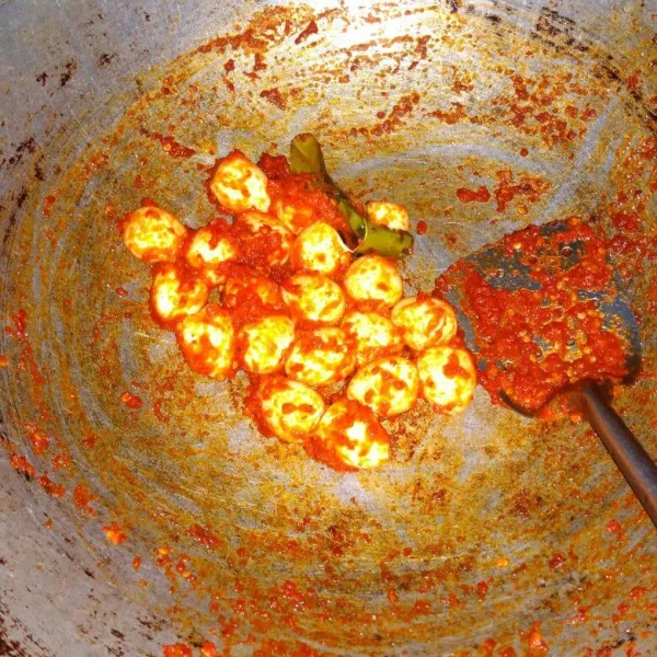 Aduk hingga rata dan bumbu meresap.