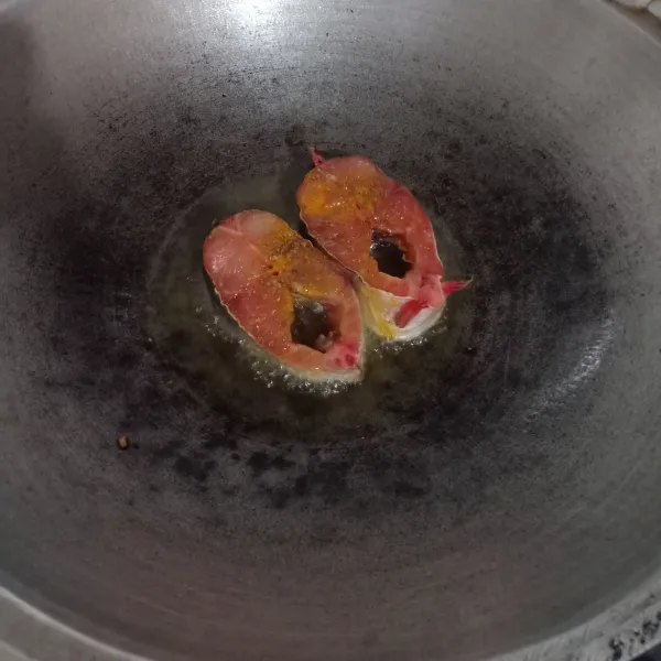 Goreng ikan patin sampai kering, tiriskan.