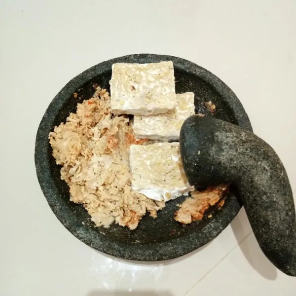 Haluskan bumbu, lalu masukkan tempe dan garam. Haluskan kembali hingga tercampur rata.
