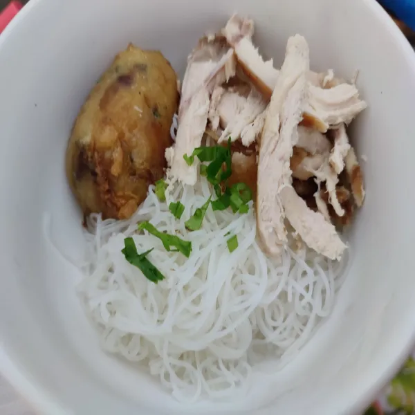 Tata di mangkuk bihun, perkedel, ayam suwir, dan seledri. Kemudian siram dengan kuah. Sajikan soto dengan nasi putih dan kerupuk merah, serta sambal.