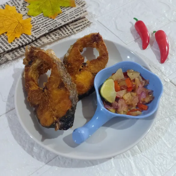 Sajikan ikan patin goreng dengan sambe embe.