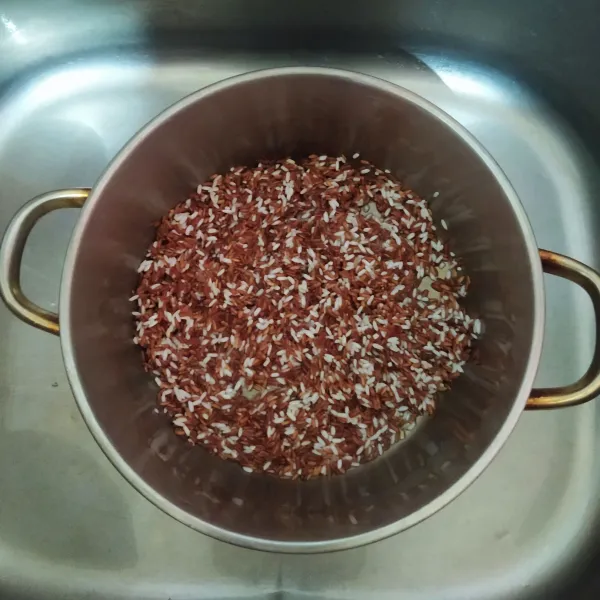 Campur beras merah dan ketan putih, kemudian dicuci sampai bersih.