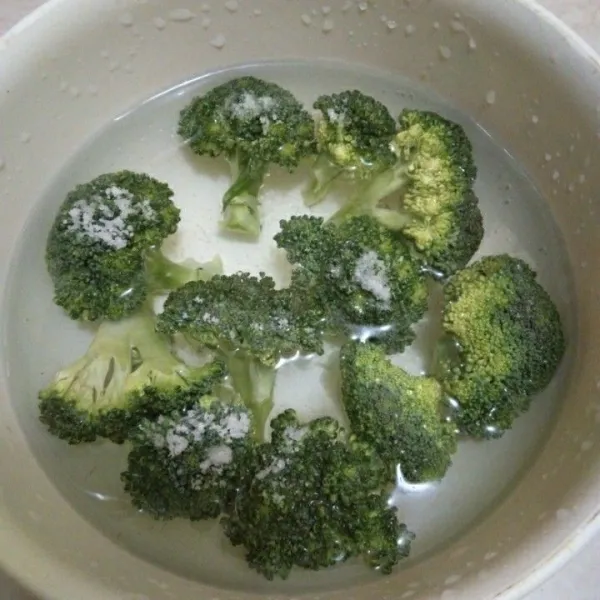 Rendam potongan brokoli dengan air dan garam diamkan 30 menit kemudian bilas dan tiriskan.