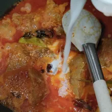 Tambahkan santan, cengkeh, kapulaga, kayu manis, bunga lawang, pala bubuk, dan asam kandis. Sambil diaduk pelan agar santan tidak pecah. Masak sampai mendidih dan bumbu meresap sempurna.