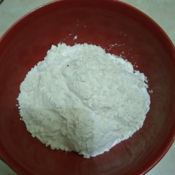 Campur tepung beras, tepung serba guna dan garam, aduk rata.