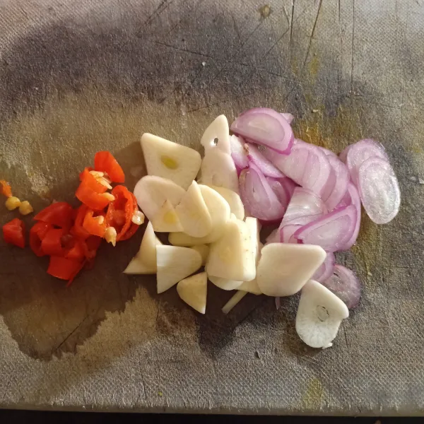 Rajang bawang dan cabe.
