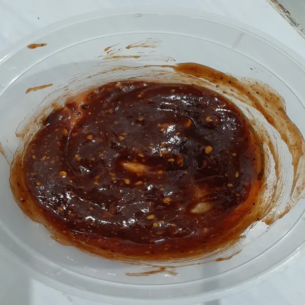 Untuk membuat saus barbeque, campurkan semua bahan, aduk rata. Misalkan ingin dipanggang dengan teflon, pisahkan margarin untuk dijadikan olesan saat memanggang sosis.
