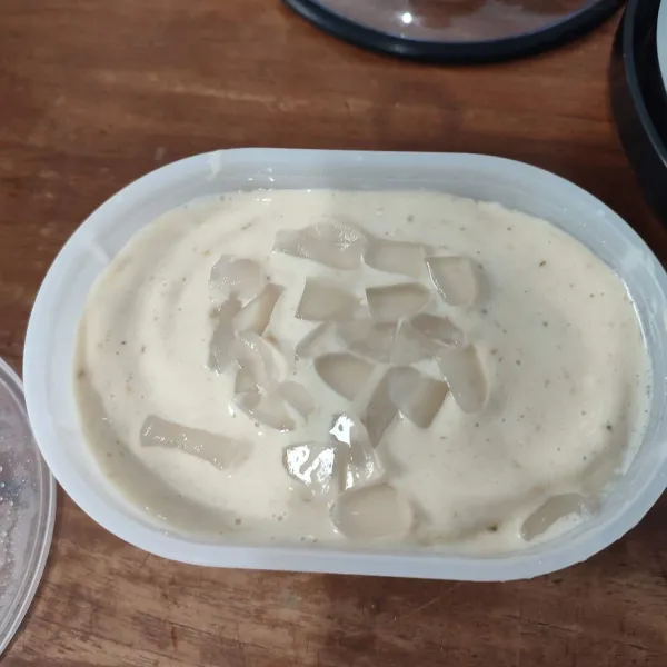 Pindahkan ke dalam wadah tambahkan potongan kolang kaling. Masukkan frezeer sampai beku seperti tekstur es krim.