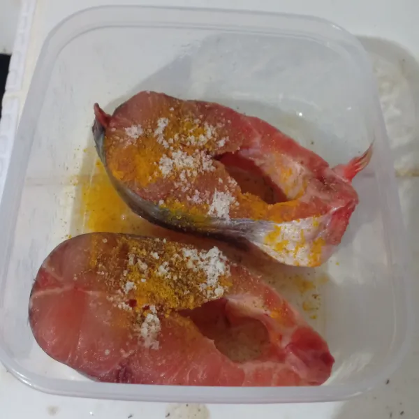 Bersihkan ikan patin dengan jeruk nipis, lalu balur dengan bumbu sampai rata.