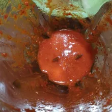 Haluskan cabai merah besar dan cabai rawit (bumbu merah).