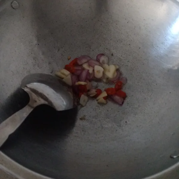 Lalu tumis dengan sedikit minyak sampai kekuningan.